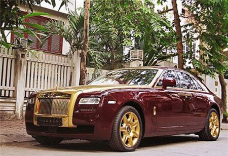 Không chỉ chuộng việc mạ vàng cho ngôi nhà mà gần đây, nhiều đại gia Việt còn rộ mốt độ vàng cho siêu xe để khẳng định "vị thế" của bản thân.