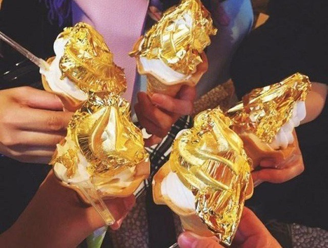 Nhiều người còn mua bụi vàng 24 cara rắc vào thức ăn thay tiêu, bột nêm vì tin rằng nó có thể giúp tăng cường sức khỏe cũng như thể hiện đẳng cấp.