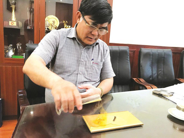 Phát biểu trên truyền thông, ông Đường cho biết, cách đây gần 20 năm vào dịp thăm Tòa tháp Empire State ở New York, ông Đường mê mẩn những cánh cửa thang máy mạ vàng tại đây và quyết định sẽ mạ vàng cho thang máy của Toà tháp đôi Hoà Bình đường Hoàng Quốc Việt (Hà Nội).