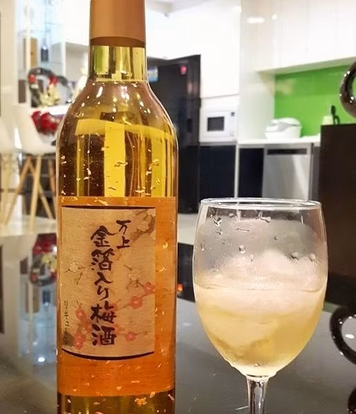 Đặc biệt, không ít đại gia Việt đã đãi khách bằng những chai rượu ngoại bên trong lung linh bởi những miếng vàng lá. Nguồn ảnh: Internet