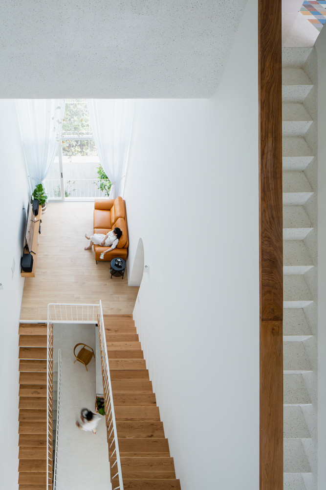 Không quá phô trương nhưng căn nhà để lại ấn tượng khó phai cho những ai đã đi qua khu phố.