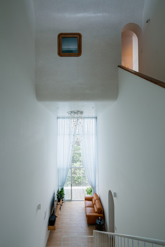 Đường cong kết hợp chất liệu chủ đạo đá mài cùng với hiệu ứng ánh sáng từ những ô cửa sổ lớn tạo nên một không gian sống nhẹ nhàng, trong trẻo nhưng ấm cúng.