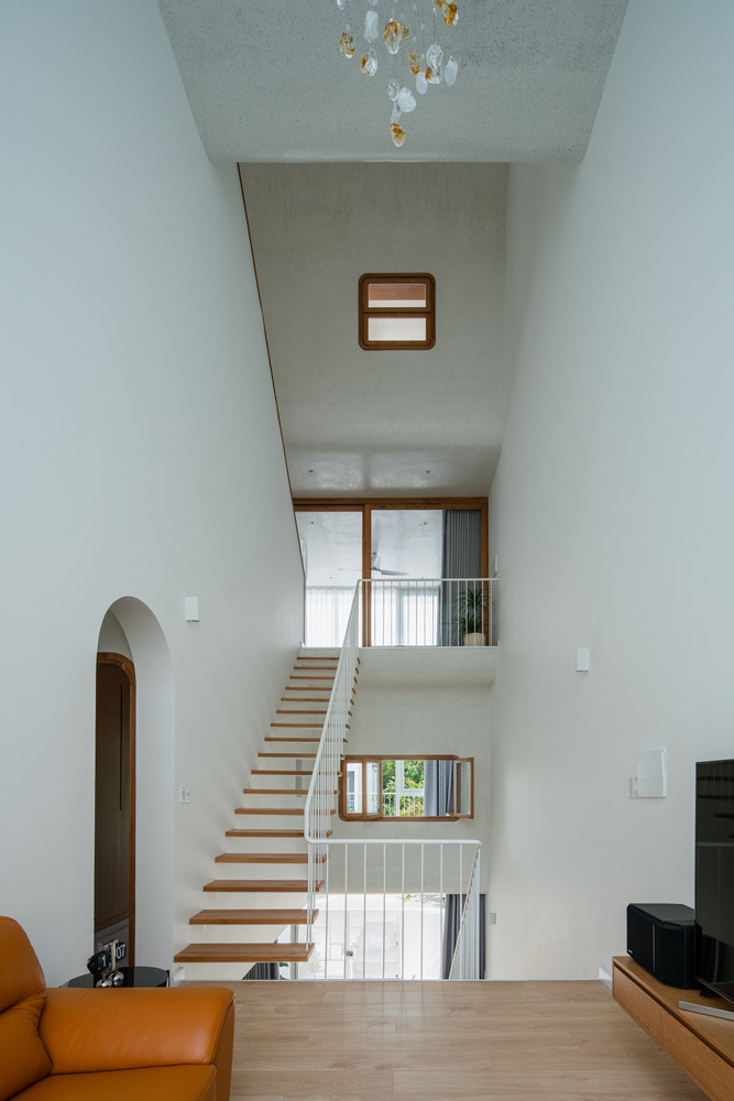 Những đường cong được sử dụng để tạo nhịp điệu cũng như tính liên tục của sàn – tường- trần tạo nên những cấu trúc đôi khi lơ lửng, đôi khi lại như lượn sóng, trùng điệp mỗi khi thay đổi góc nhìn.