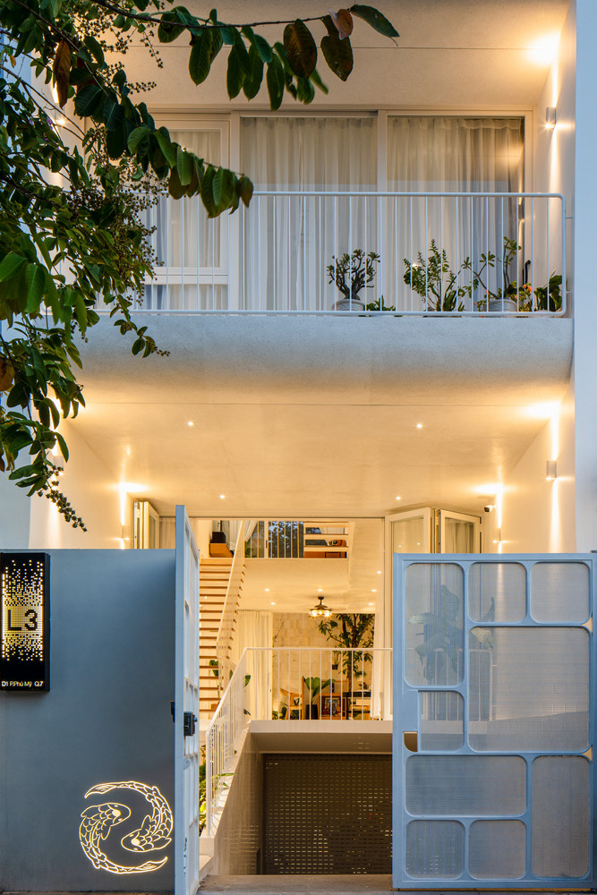 Ban ngày trời như tan trong nắng, ban đêm nhà phố lung linh ánh đèn màu ấm cúng.