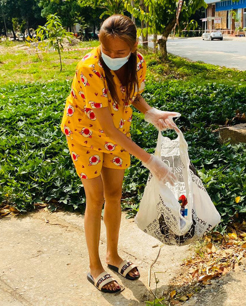 Ít ai biết, đôi dép lê Gucci của siêu mẫu có giá bán trên web đến 290 USD (tương đương gần 7 triệu đồng).