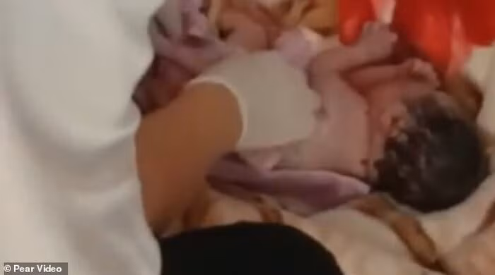 Be trai con nguyen day ron bi vut trong thung rac cong cong