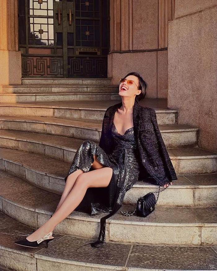 Nổi tiếng với danh xưng "cô em trendy", hot girl Khánh Linh sở hữu nhiều thiết mới nhất từ các thương hiệu nổi tiếng như Louis Vuitton, Chanel, Dior, Fendi..