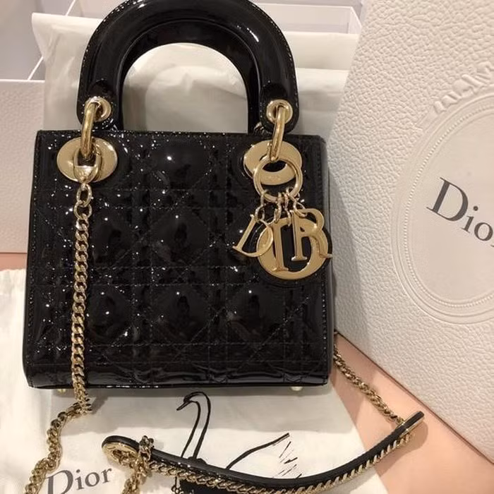 Túi Lady Dior da calfskin của hot girl cũng có giá tới 80 triệu đồng. Nguồn ảnh: Internet.