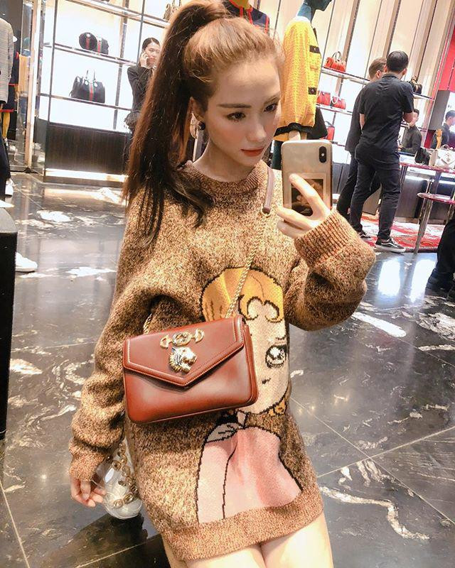 Sau 6 năm hoạt động nghệ thuật, Hòa Minzy không chỉ xây tặng bố mẹ cả căn nhà 5 tầng tại quê nhà mà còn sắm nhiều hàng hiệu đắt đỏ.