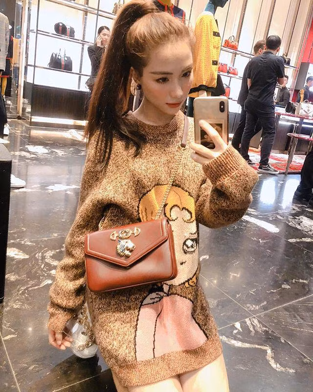 Sau 6 năm hoạt động nghệ thuật, Hòa Minzy không chỉ xây tặng bố mẹ cả căn nhà 5 tầng tại quê nhà mà còn sắm nhiều hàng hiệu đắt đỏ.