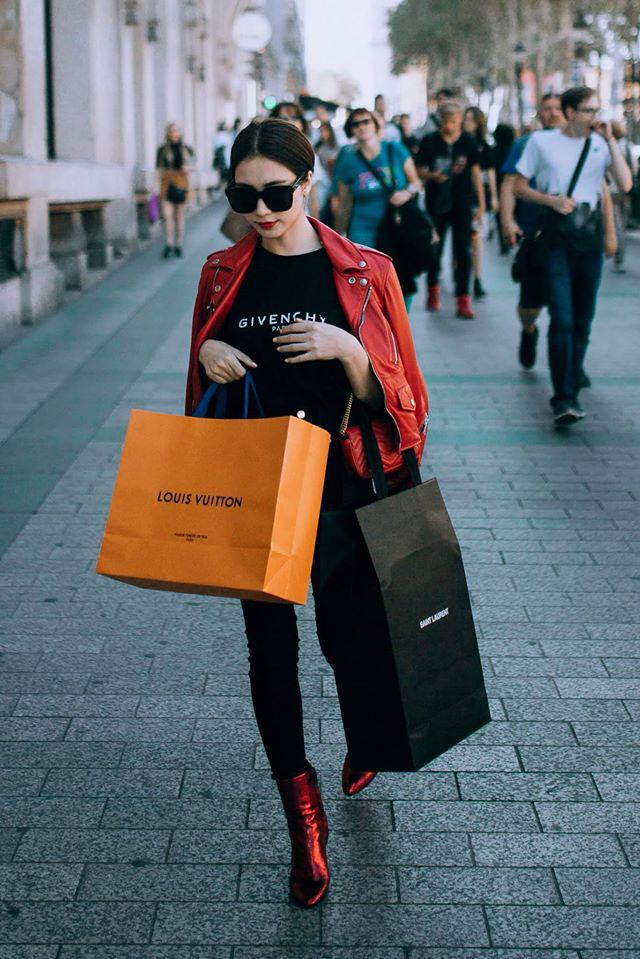 Hòa Minzy khiến nhiều người ngạc nhiên khi khoác lên mình cả cây đồ hiệu gồm áo phông Givenchy (9,5 triệu), túi Gucci (45 triệu), áo khoác YSL (85 triệu).
