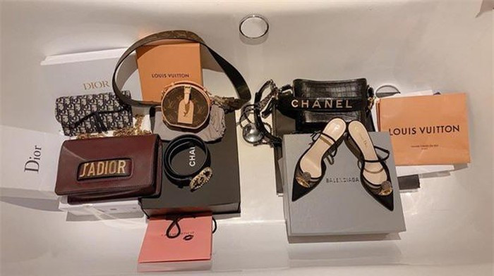 Trước đó, Lan Ngọc gây chú ý khi sắm một loạt đồ hiệu đến từ Louis Vuitton, Dior, Balenciaga... Trong số đó có chiếc túi Chanel Gabrielle phiên bản mới đang rất hot, được niêm yết giá hơn 115 triệu đồng.