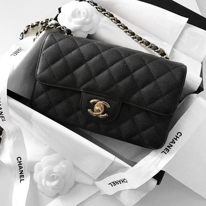 Một trong những chiếc túi mà Khánh Linh giới thiệu là Chanel Mini Flap Bag có giá tới 3.500 USD (hơn 82 triệu đồng).