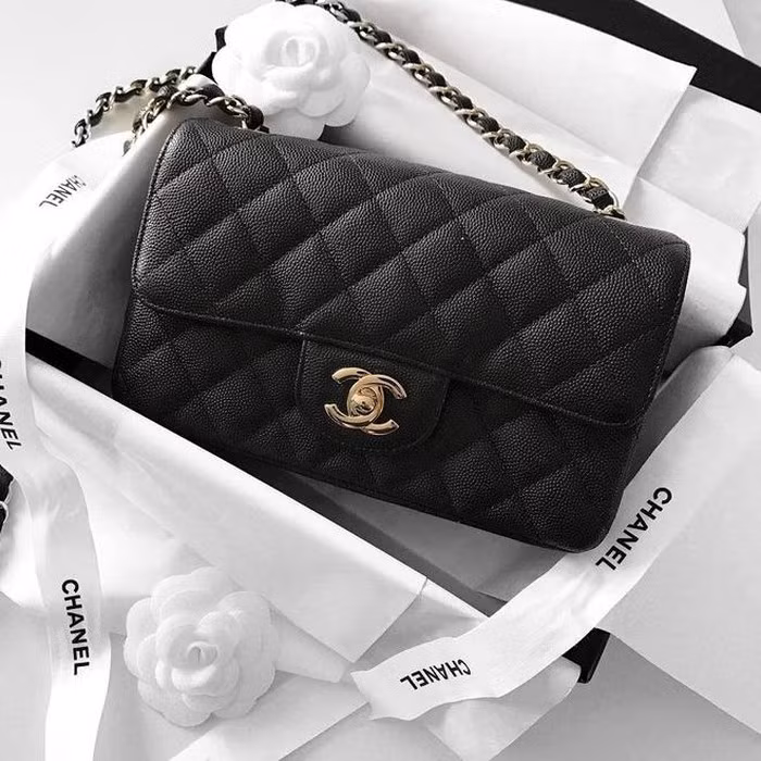 Một trong những chiếc túi mà Khánh Linh giới thiệu là Chanel Mini Flap Bag có giá tới 3.500 USD (hơn 82 triệu đồng).