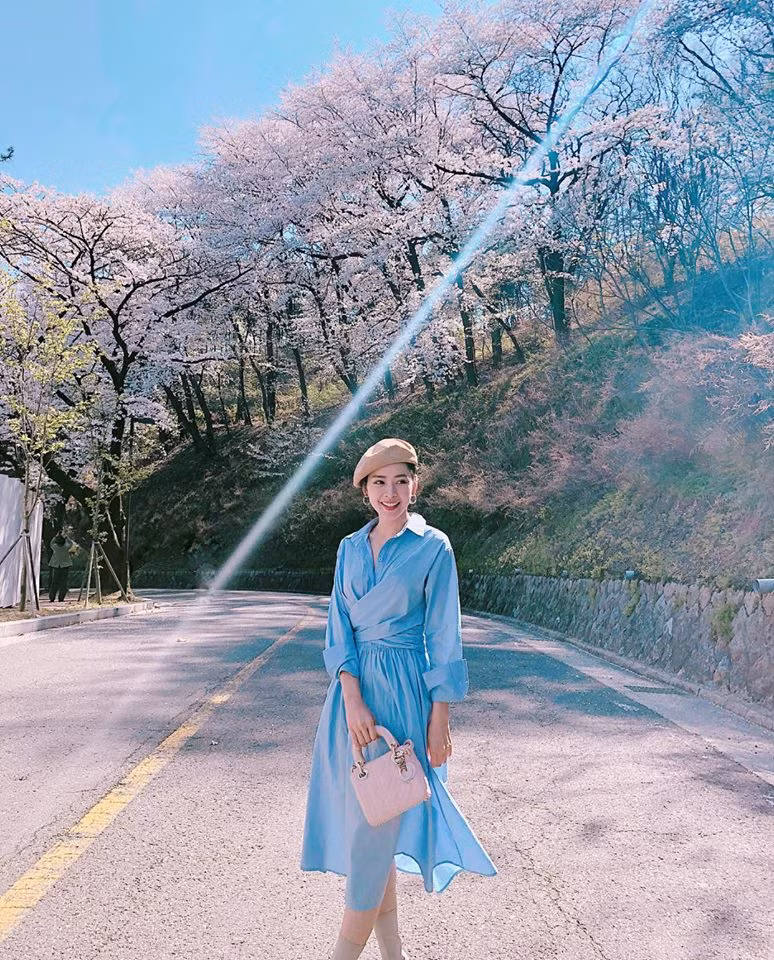 Không chỉ khiến người hâm mộ ghen tị bởi nhan sắc xinh đẹp, vóc dáng chuẩn, Chi Pu còn sở hữu kho túi nhiều mẫu đáng mơ ước.