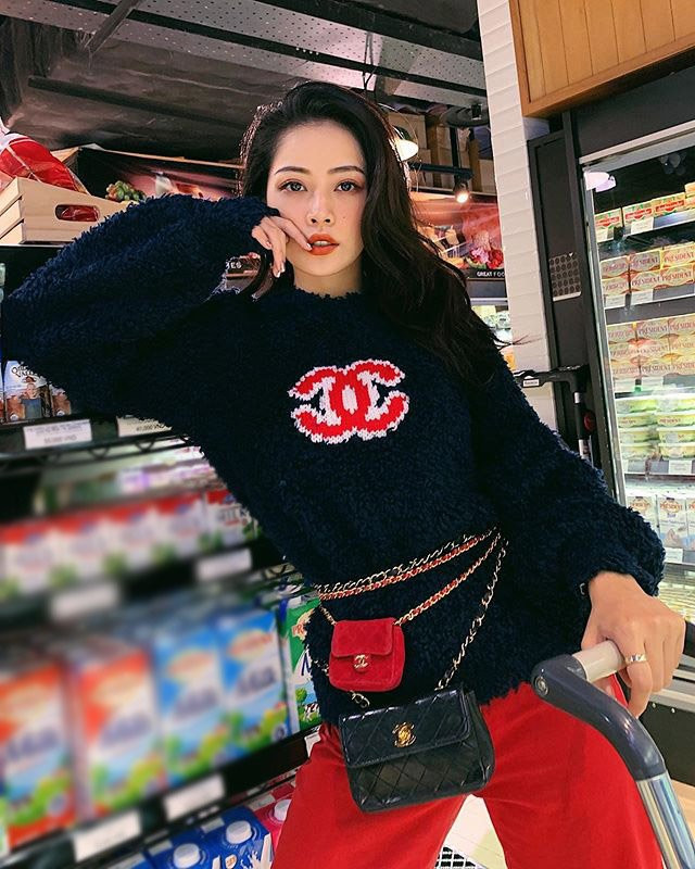 Áo len tay bồng tông xanh đen hiệu Chanel trên người Chi Pu có giá tới 52 triệu đồng.