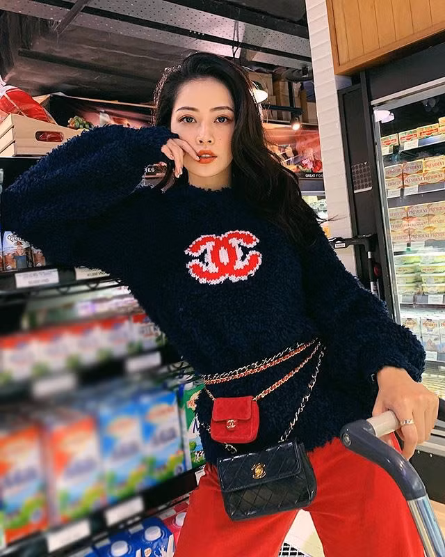 Áo len tay bồng tông xanh đen hiệu Chanel trên người Chi Pu có giá tới 52 triệu đồng.