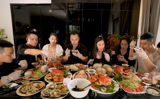 Vừa qua, Vũ Khắc Tiệp còn chi tới cả 100 triệu đãi bạn bè hải sản. Ảnh: Vu Khac Tiep Offical Video: Vũ Khắc Tiệp xin lỗi cộng đồng mạng. Nguồn: VTC Now