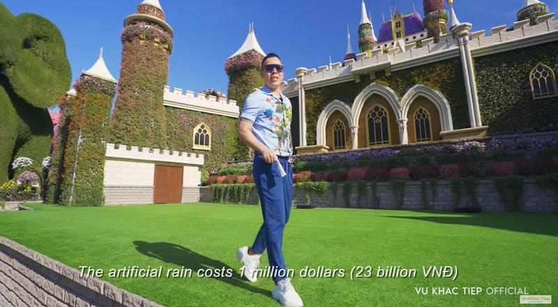 Để thực hiện video về Dubai, Vũ Khắc Tiệp đã phải chi rất nhiều tiền. Cụ thể, khi đi đến vườn hoa lớn nhất UAE, Tiệp dành trung bình hơn 10 tỷ cho mỗi địa điểm trải nghiệm. Ảnh: Vu Khac Tiep Offical