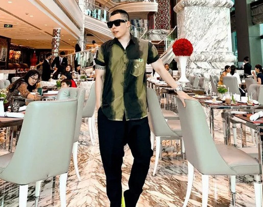 Mới đây, mạng xã hội lan truyền thông tin "ông bầu" Vũ Khắc Tiệp tiếp tục phải thực hiện cách ly lần 6 vì đang ở Đà Nẵng. Tuy nhiên, trên trang cá nhân của mình, Vũ Khắc Tiệp cho biết đang ở Sài Gòn, không có chuyện anh phải cách ly vì đi du lịch Đà Nẵng về. Ảnh: Người lao động.