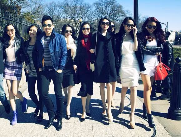 Không chỉ hào phóng cho các chuyến du lịch, ông bầu Vũ Khắc Tiệp tự hào là người biết quan tâm đến các người mẫu do mình quản lý. Khi các người đẹp cần mua sắm tiền triệu anh sẵn sàng trợ giúp. Đôi khi anh còn không tiếc 2,3 ngàn USD mua hàng hiệu cho Linh Chi nếu điều đó tốt cho công việc. Ảnh: Internet.