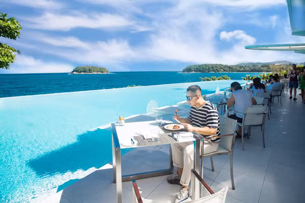 Các địa điểm Tiệp chọn đảm bảo 'độc, sang và đẳng cấp' nhưng không phải ai cũng có thể đi được. Có chuyến tốn nửa tỷ, có chuyến tốn 700-800 triệu đồng. Ảnh: Vu Khac Tiep Offical