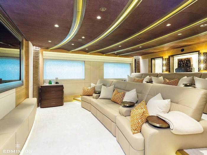 Trong đó có 1 phòng ngủ cao cấp với view toàn cảnh nhìn từ mũi du thuyền.