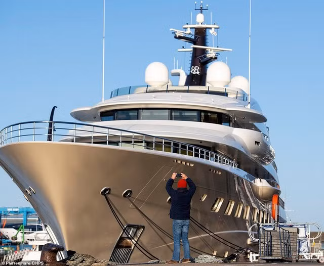 Here Comes The Sun là một trong những du thuyền xa xỉ bậc nhất thế giới với chiều dài 83m, cao 5 tầng.