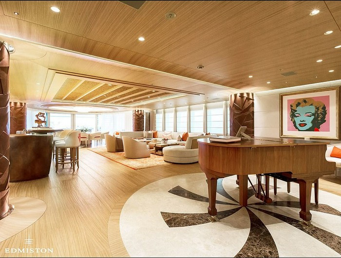 Khu lễ tân với điểm nhấn là đàn piano cỡ lớn, quầy bar với sức chứa hàng chục người.