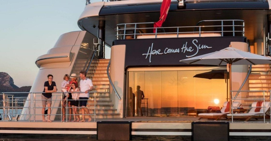 Du thuyền hạng sang này thuộc sở hữu của tỷ phú dầu mỏ người Nga Alexander Dzhaparidze. Ông sở hữu khối lượng tài sản ước tính 1 tỷ Bảng Anh (khoảng 30 nghìn tỷ đồng).