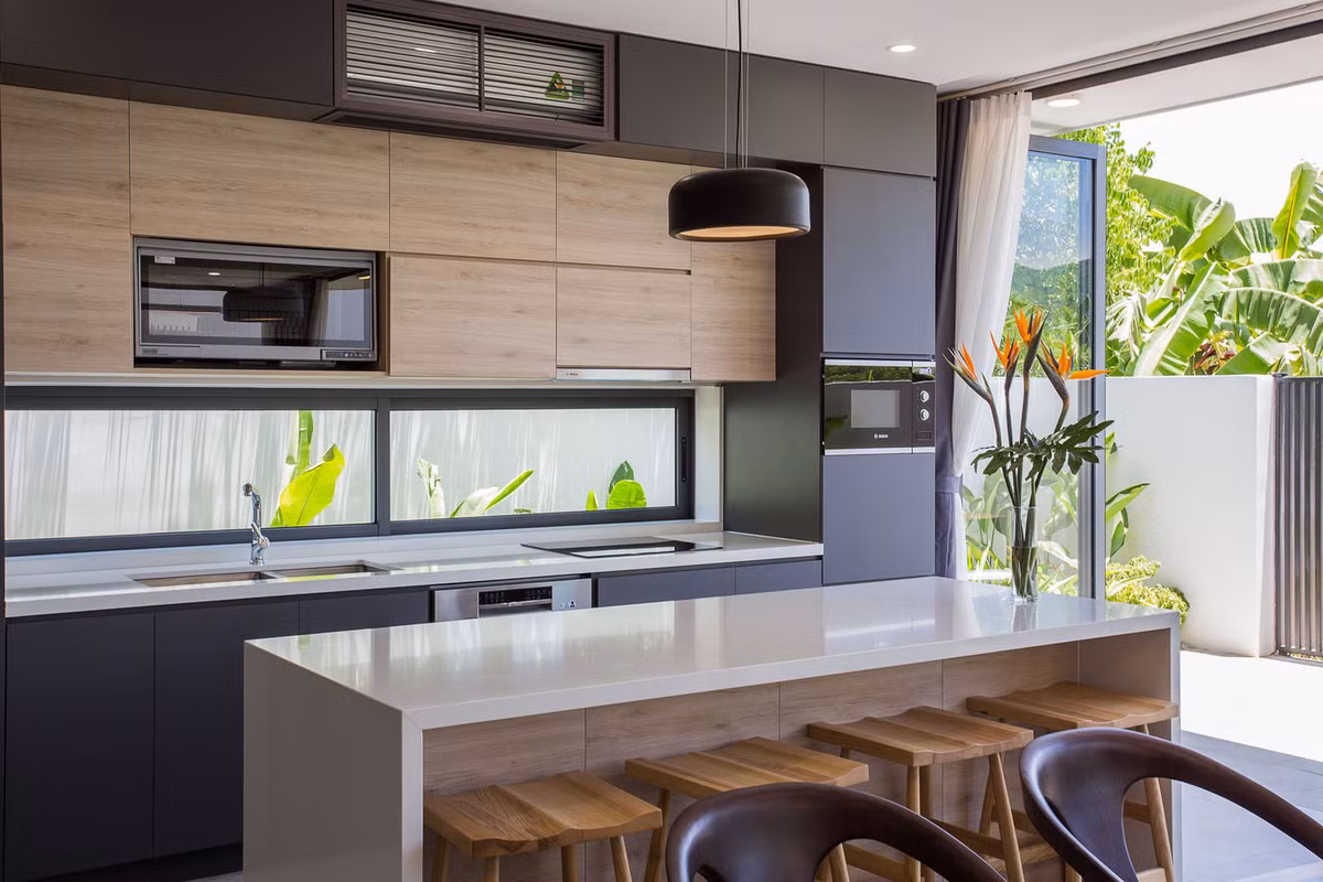 Phá vỡ các nguyên tắc thiết kế thông thường, phần quan trọng nhất của công trình là nhà bếp ở phía sau cùng...