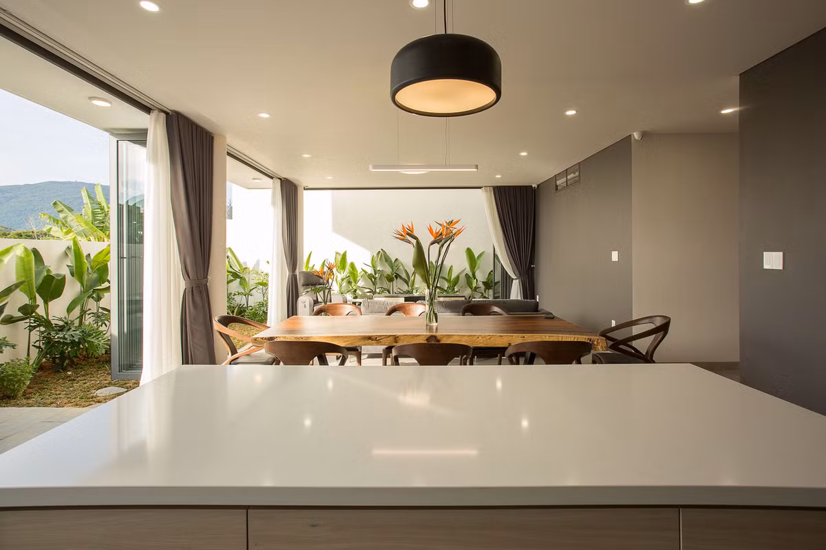 Mọi hoạt động trong các không gian này được kết nối với khu vườn bằng sự linh động của cửa trượt, tạo cảm giác như một thể thống nhất và riêng tư.