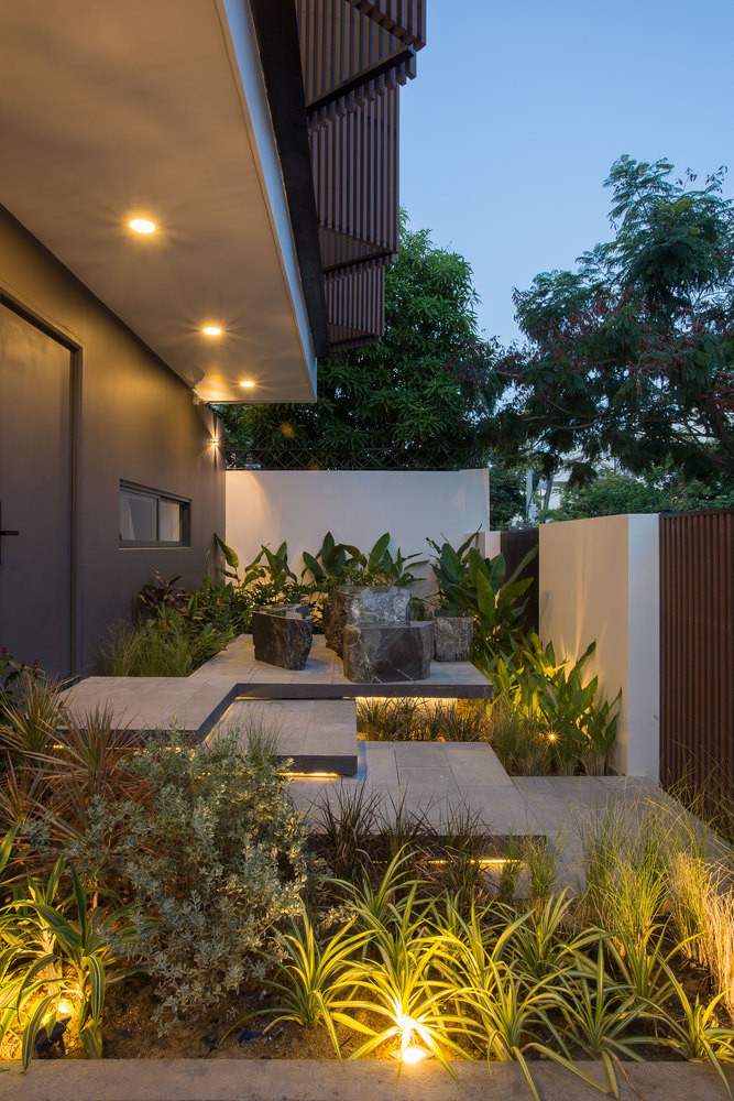 Ngoài ra, căn nhà được sử dụng một số phần mềm hoàn toàn tự động hoặc điều khiển từ xa chỉ bằng một nút bấm như chăm sóc và tưới cây khi không ở nhà.