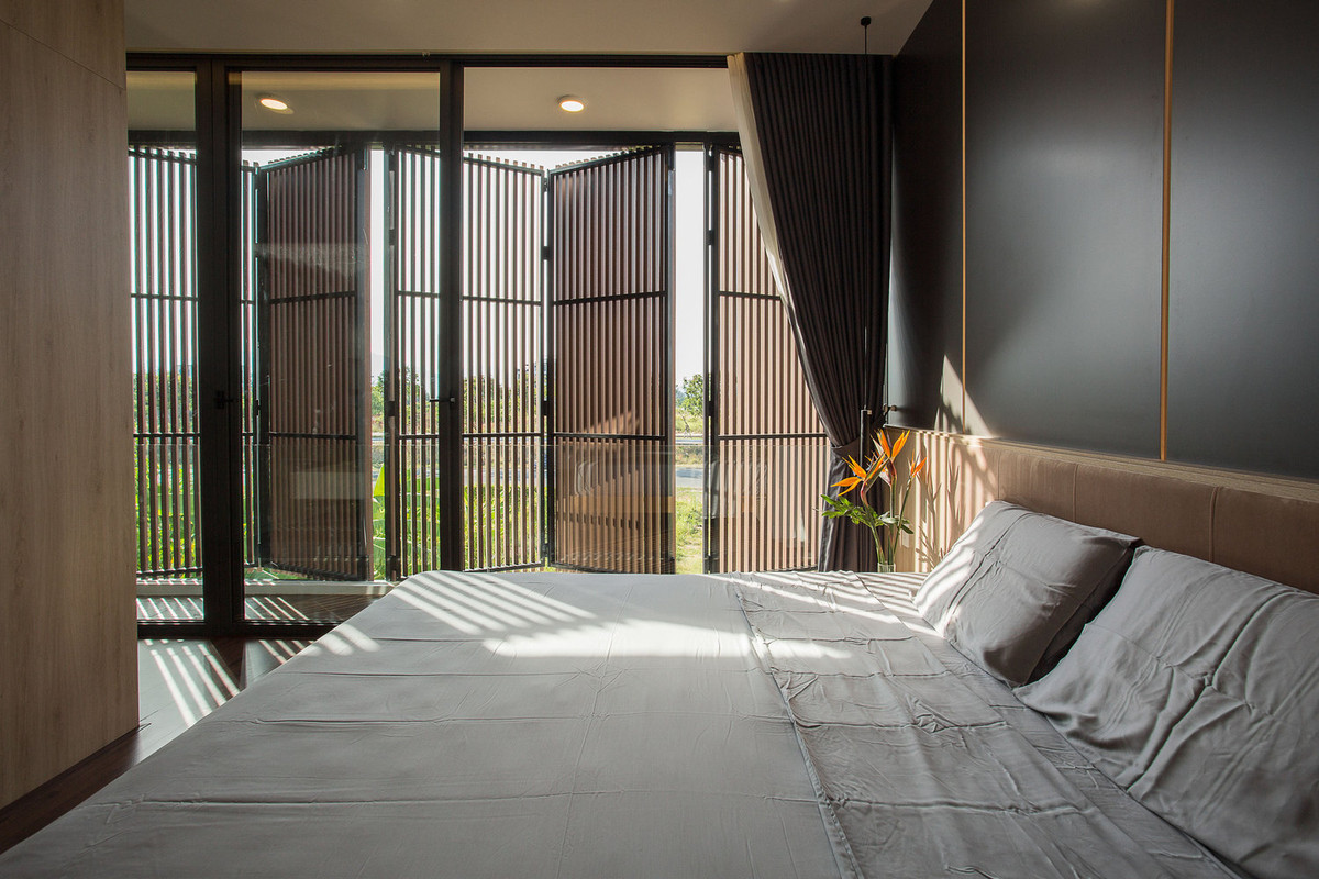 Tầng 2 bao gồm 3 phòng ngủ và một phòng thờ. Một phòng ngủ cho hai vợ chồng, một phòng ngủ chung cho con cái và một phòng ngủ còn lại được tạm thời sử dụng làm khu vui chơi, đọc sách, thư giãn cho gia đình.