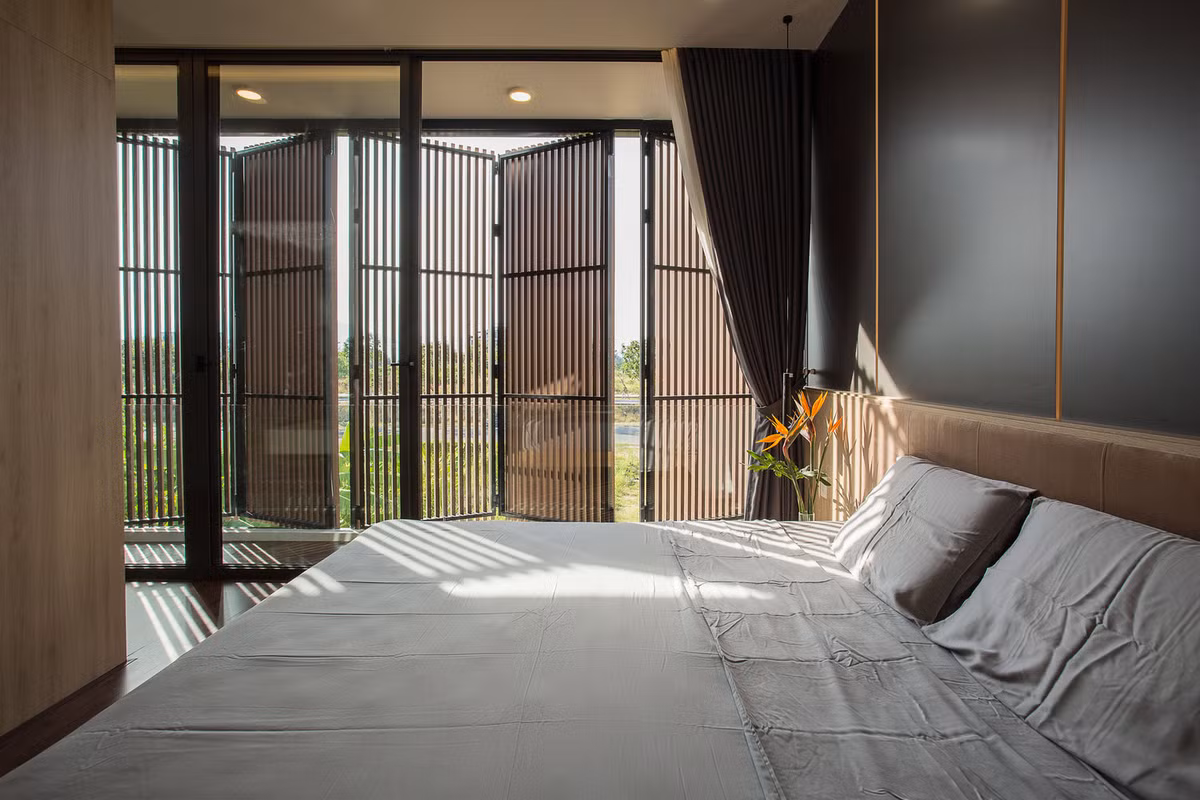 Tầng 2 bao gồm 3 phòng ngủ và một phòng thờ. Một phòng ngủ cho hai vợ chồng, một phòng ngủ chung cho con cái và một phòng ngủ còn lại được tạm thời sử dụng làm khu vui chơi, đọc sách, thư giãn cho gia đình.