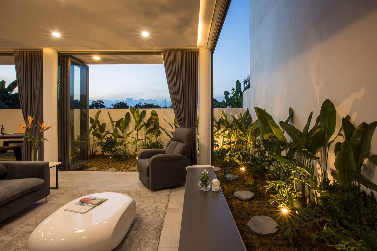 Để giữ cho ngôi nhà an toàn, các kiến trúc sư đã thiết kế hệ thống an ninh và báo động bằng cảm biến, camera.