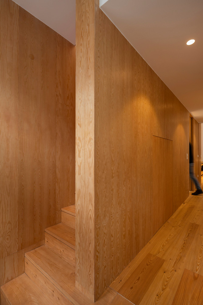 Cầu thang lên tầng 2 nằm ngay gần cửa ra vào, đảm bảo tính độc lập, riêng tư cho các không gian.