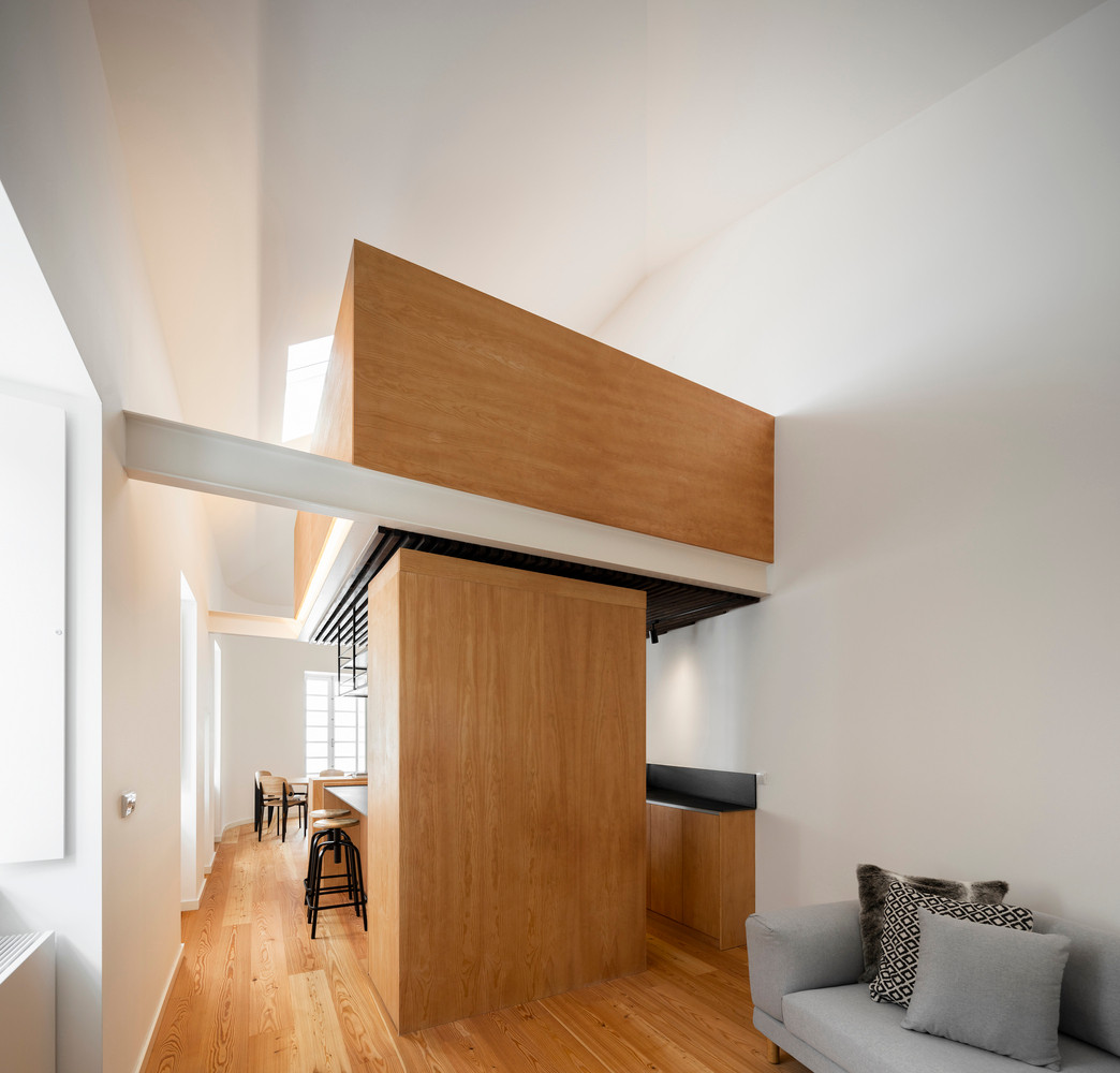 Do khu đất hẹp ngang dài sâu, nhà được thiết kế 2 tầng 1 lửng.