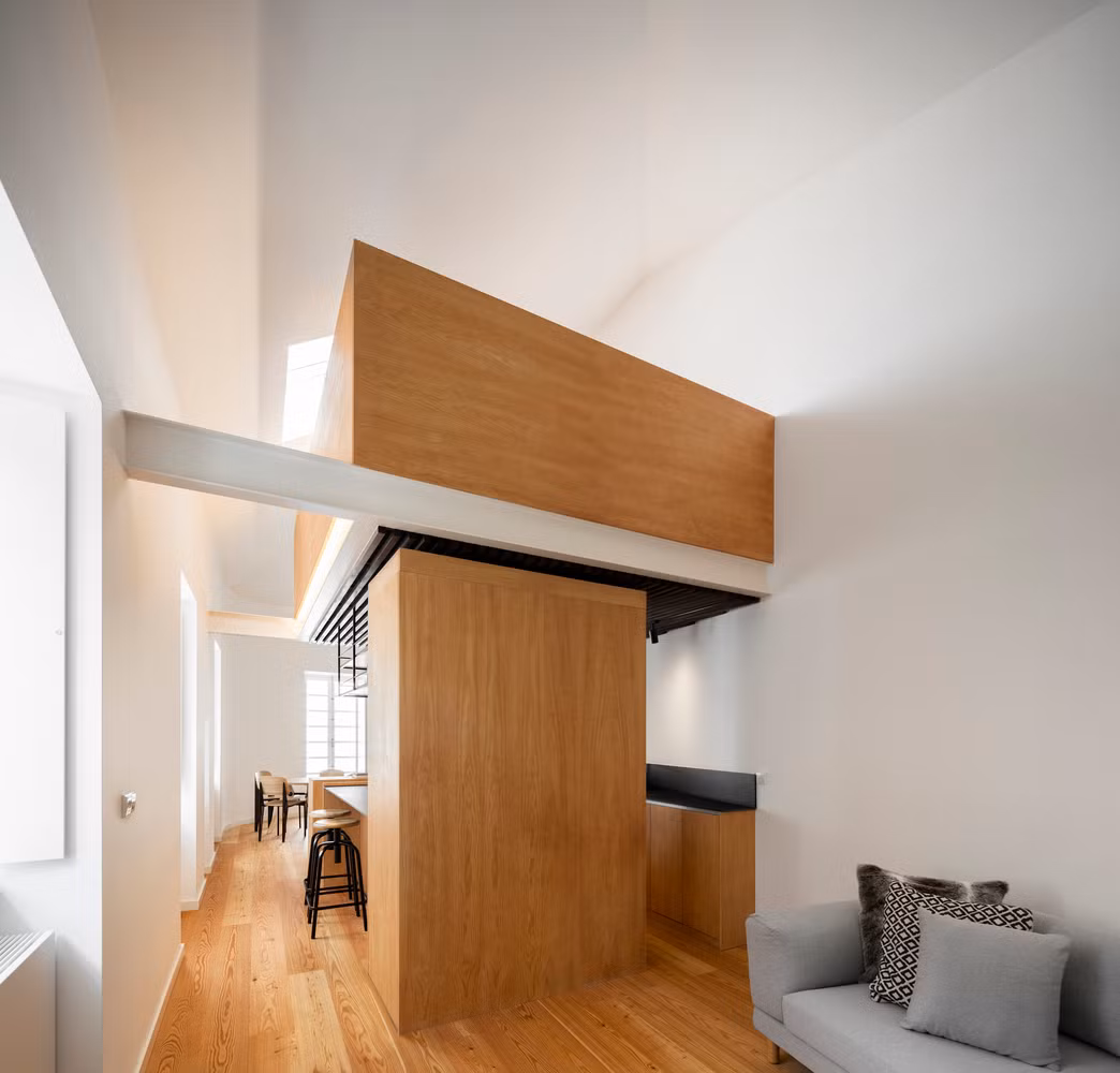 Do khu đất hẹp ngang dài sâu, nhà được thiết kế 2 tầng 1 lửng.