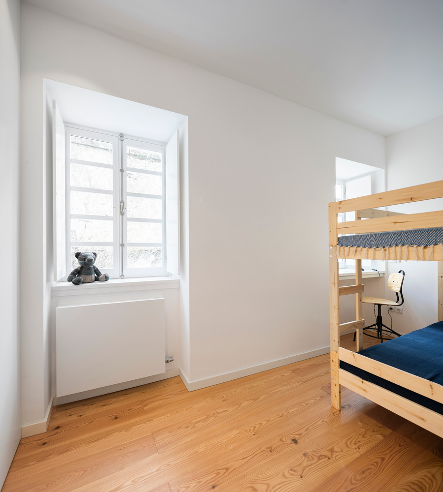 Tuy nhiên, khác với cách sắp xếp thông thường, ở đây, các không gian sinh hoạt riêng tư được bố trí ở tầng 1 và không gian sinh hoạt chung nằm ở tầng 2.