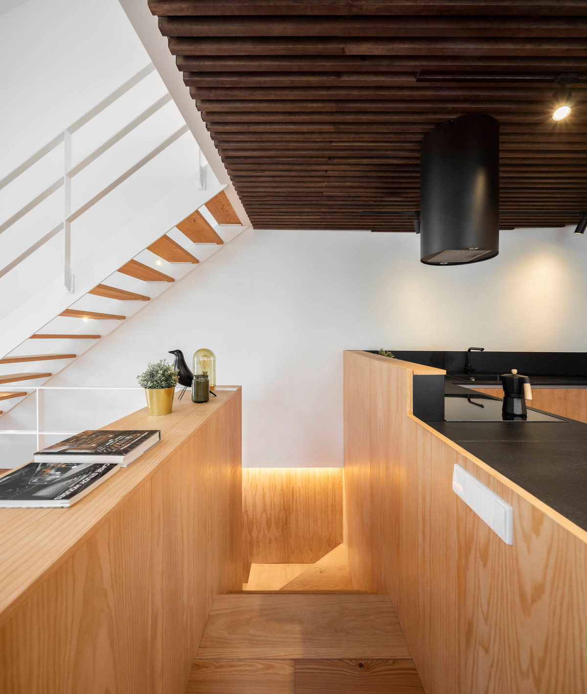 Nhà bếp ngăn cách với không gian vui chơi, giải trí bằng cầu thang nhỏ.