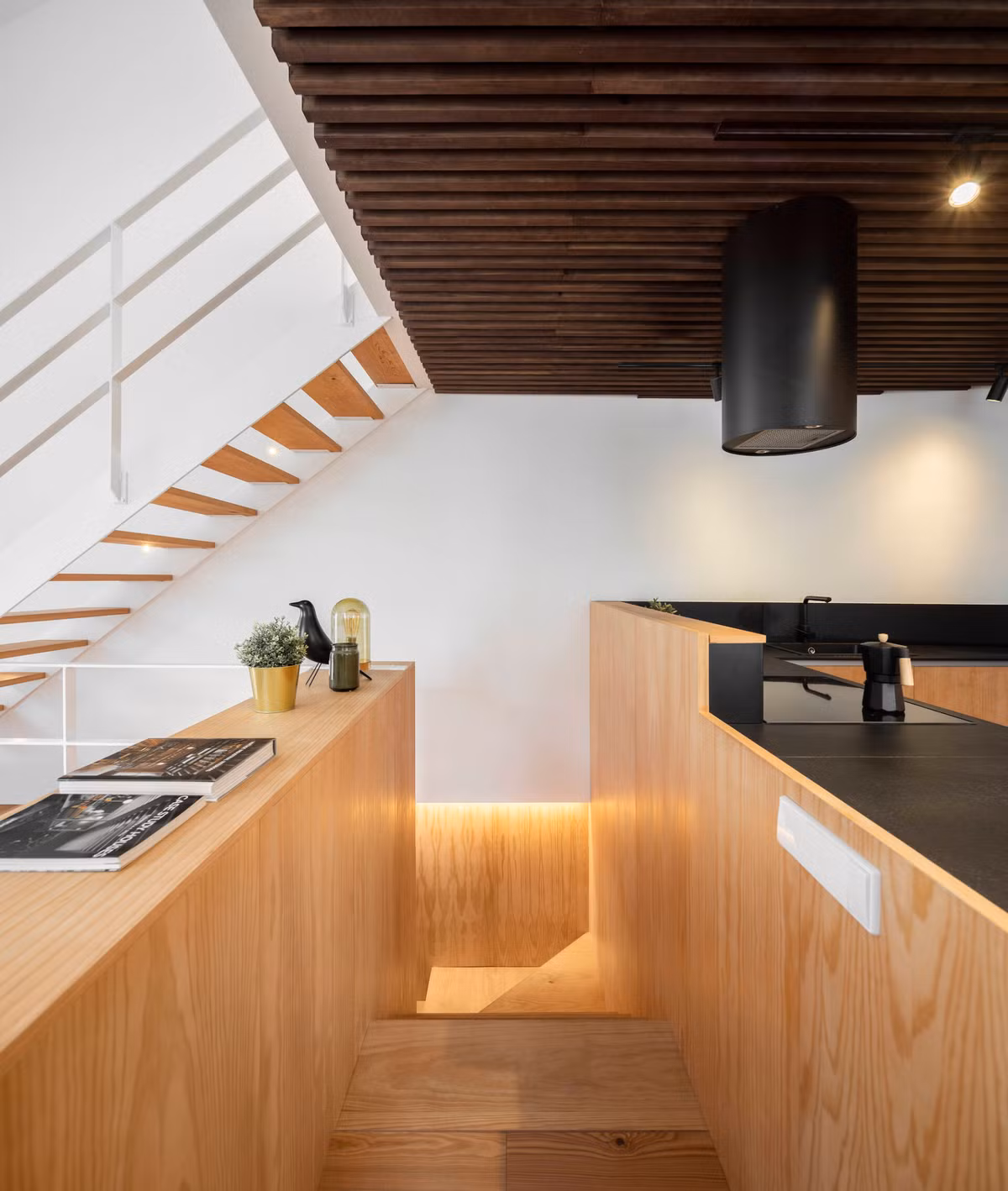 Nhà bếp ngăn cách với không gian vui chơi, giải trí bằng cầu thang nhỏ.