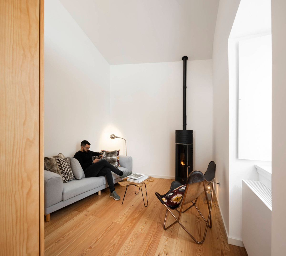 Phòng khách gọn gàng xinh xắn, ngập ánh sáng.