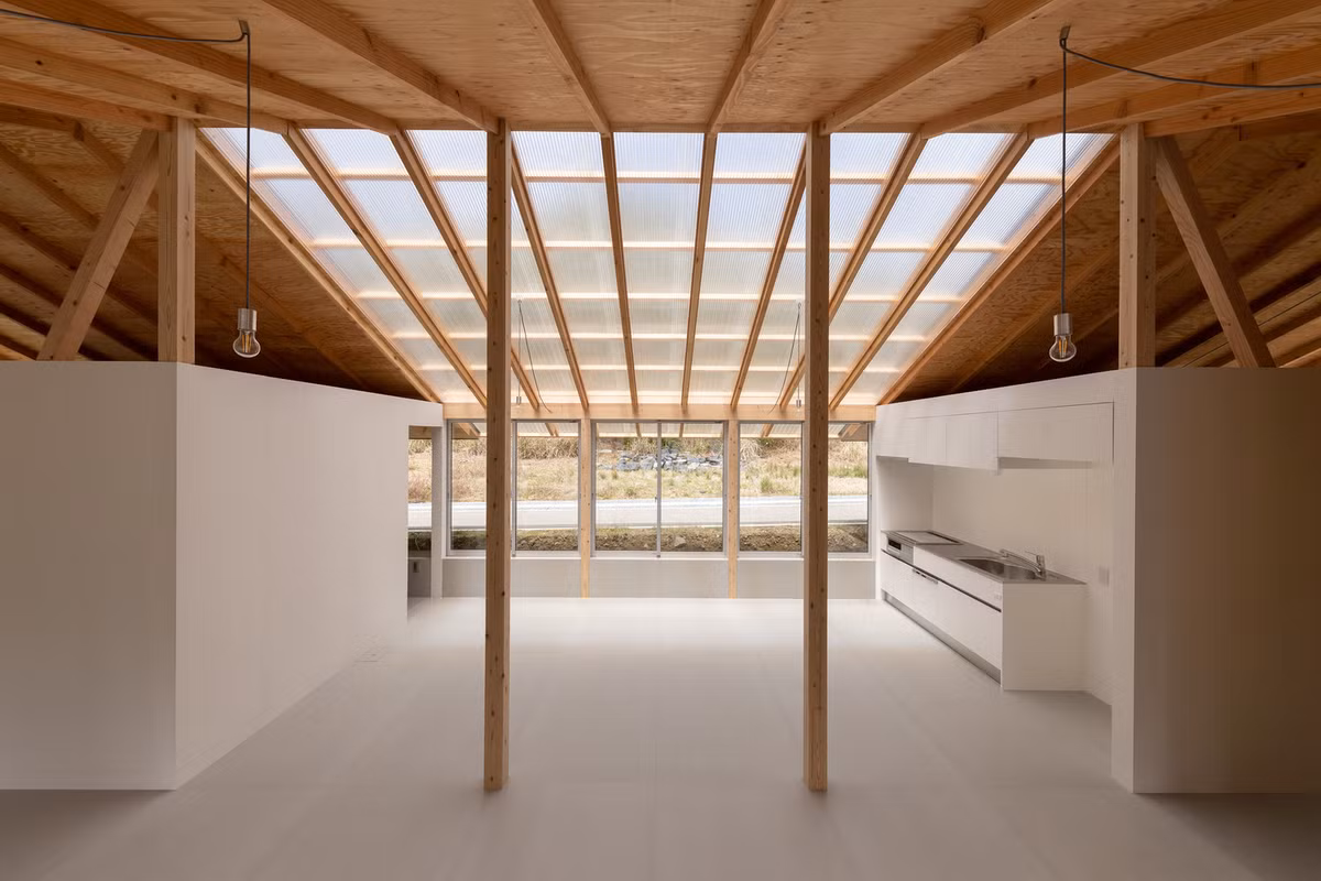 Khu bếp mang màu trắng sang trọng.