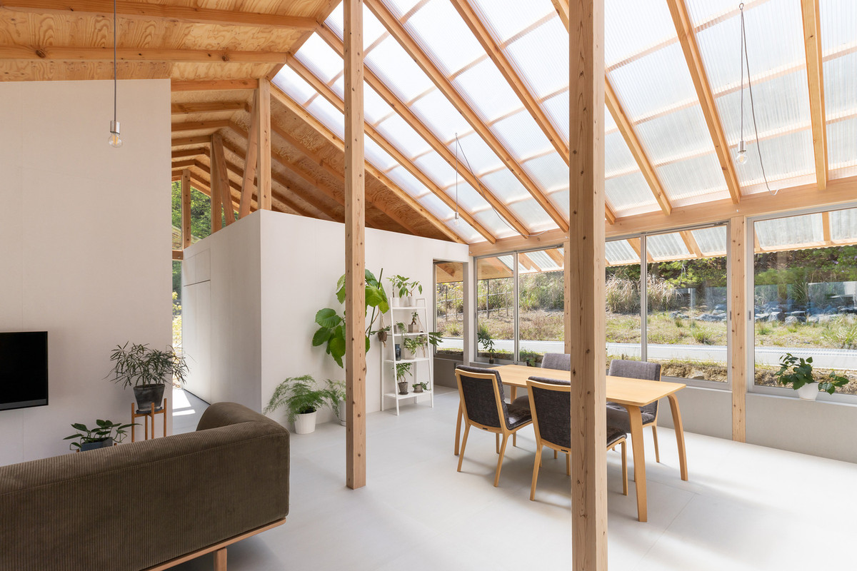 Bề ngoài, căn nhà khoác lên mình vẻ mộc mạc. Chất liệu gỗ được sử dụng chủ yếu qua các chi tiết dầm, cột...