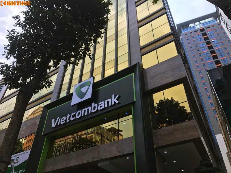 Màu vàng phản quang từ tòa nhà Vietcombank số 11 Láng Hạ khiến hầu hết người đi đường qua đây bị chói mắt. Ảnh: Khánh Hoài.