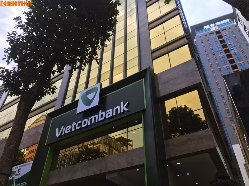 Màu vàng phản quang từ tòa nhà Vietcombank số 11 Láng Hạ khiến hầu hết người đi đường qua đây bị chói mắt. Ảnh: Khánh Hoài.