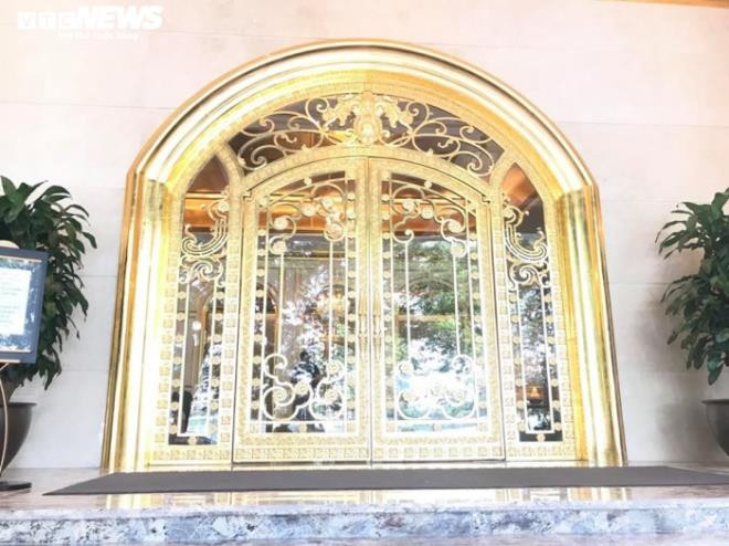 Cánh cửa khách sạn được dát vàng cầu kỳ. Ảnh VTC.