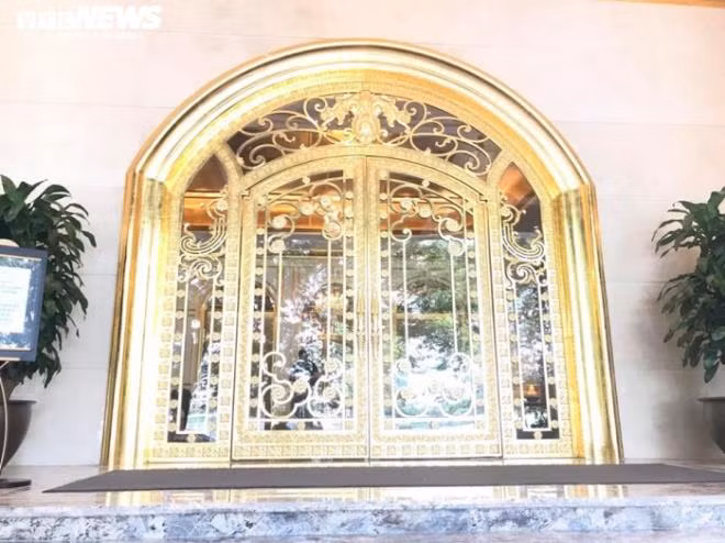 Cánh cửa khách sạn được dát vàng cầu kỳ. Ảnh VTC.