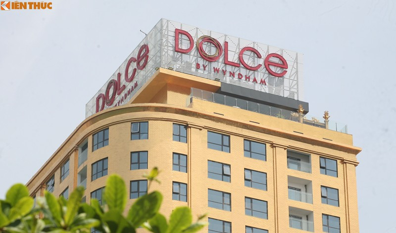 Hà Nội Golden Lake là khách sạn đầu tiên ở Hà Nội có bể bơi vô cực trên mái cũng được ốp bằng gạch phủ vàng. Ảnh: Khánh Hoài.